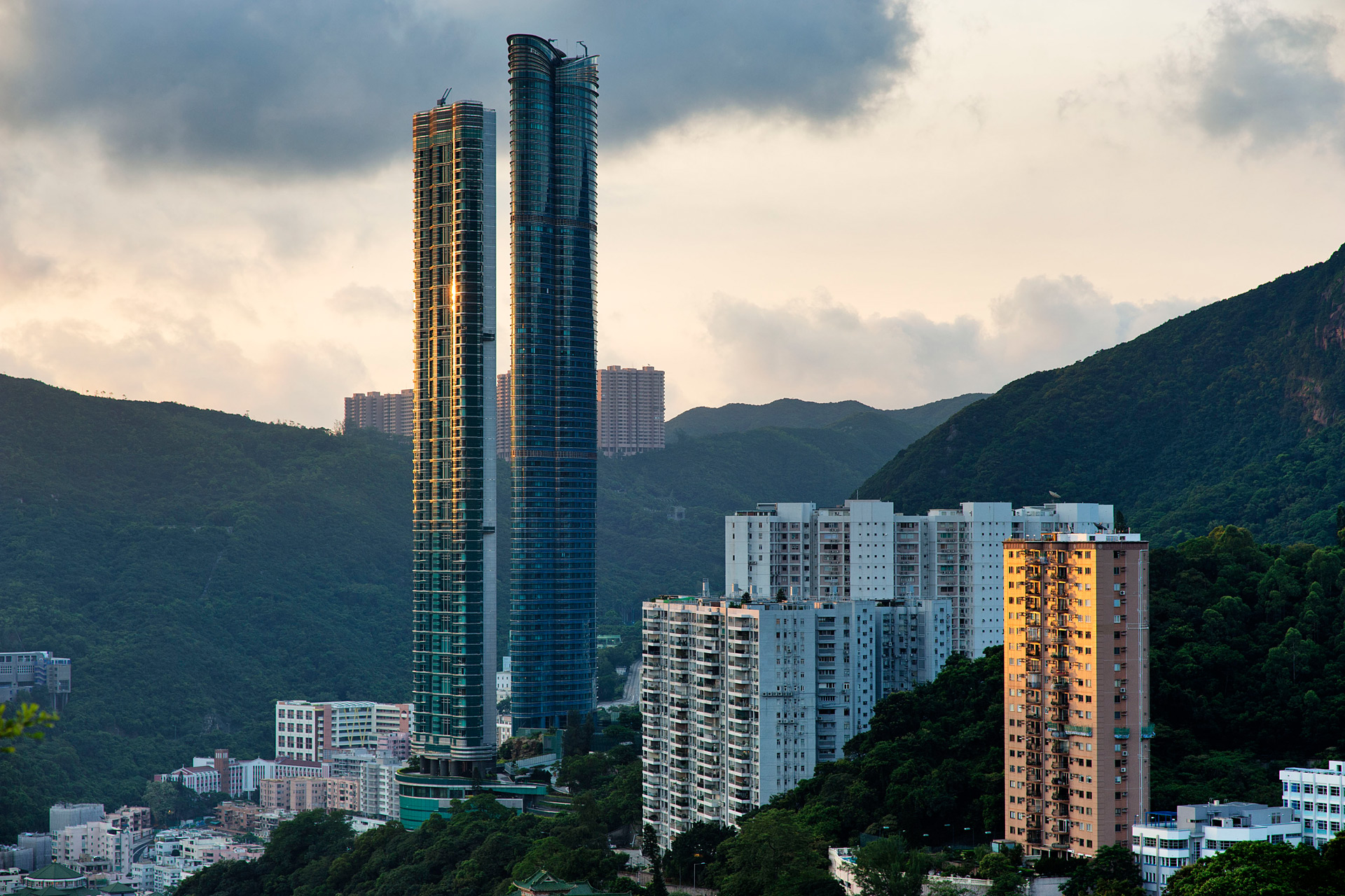 Небоскребы гонконга. Хайклифф Гонконг. Жилые небоскребы Гонконга. Небоскреб Гонконга скайскрепер. Highcliff and the Summit Гонконг Китай.